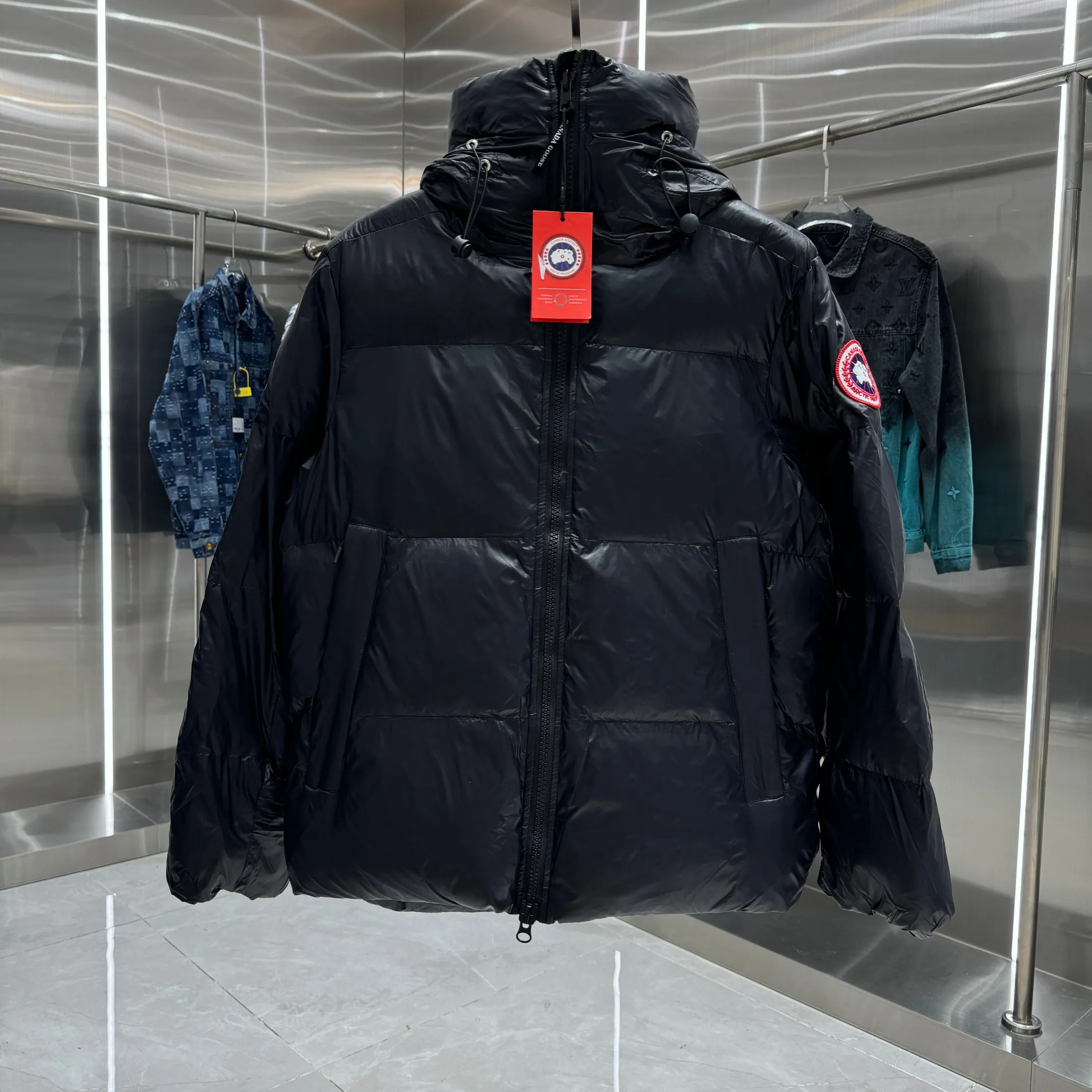 P500 𝘾𝘼𝙉𝘼𝘿𝘼 𝙂𝙊𝙊𝙎𝙀/Canada Goose Black Red Label Limited New Crofton Puff Down Jacket Pure Guangzhou Inspection 80 White Duck Down Filling‼  Top version, ceiling level‼ Crofton soft bread, the latest style in 2023, has a cold protection effect of up to level 4. It is made of recycled Feather-Light tear-resistant fabric. It is ultra-light and has no weight on the upper body at all! The unique black label highlights your temperament‼  Canada Goose, a Canadian brand, has always been recognized as the warmest down jacket. Various Instagram celebrities, Internet celebrities, and celebrities often wear it for street photos. I do Canada Goose every year, but I still can’t get rid of my love for geese. No matter how cold the winter is, there is no need to be afraid, because there are geese! Filled with 80% white duck down, Canada Goose is the legendary warmest down jacket and is known as a must-have for Arctic outdoor sports! The most popular down jacket in the world, celebrities are rushing to buy it, it is a must-have! Same style for men and women Color Black Size: M~XXL